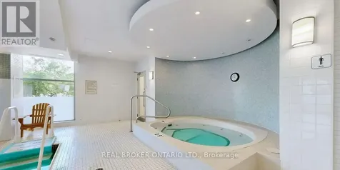 228 Queens Quay West Toronto (waterfront Communities) ON M5J 2X1