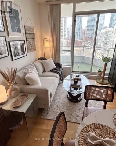228 Queens Quay West Toronto (waterfront Communities) ON M5J 2X1