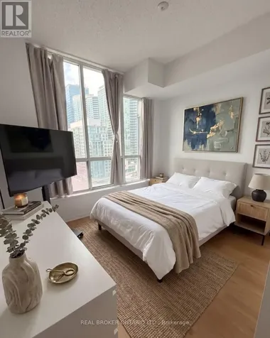 228 Queens Quay West Toronto (waterfront Communities) ON M5J 2X1