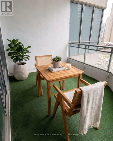 228 Queens Quay West Toronto (waterfront Communities) ON M5J 2X1