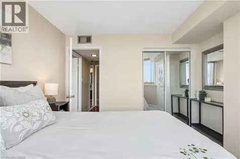 880 Dundas Street West Mississauga ON L5C 4H3