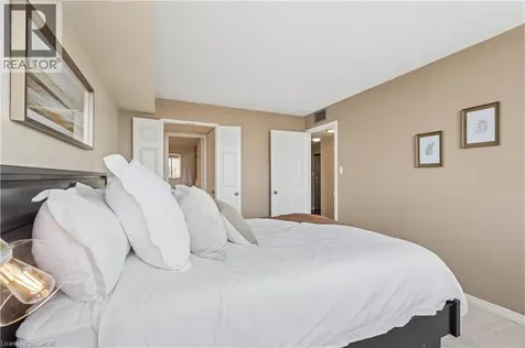 880 Dundas Street West Mississauga ON L5C 4H3
