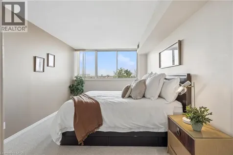 880 Dundas Street West Mississauga ON L5C 4H3