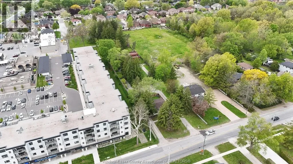 3803 Howard Avenue Windsor ON N9E 3N8