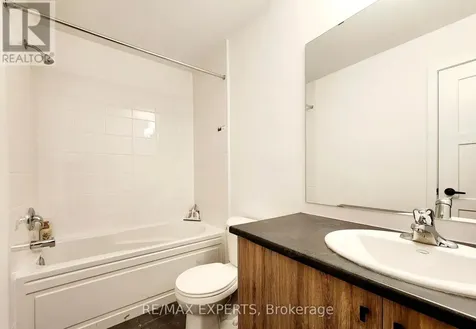 32 Silo Mews Barrie ON L9J 0C2