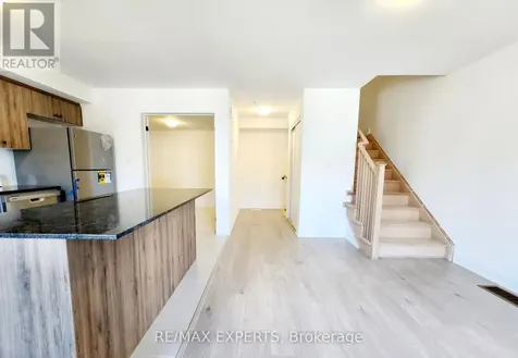 32 Silo Mews Barrie ON L9J 0C2