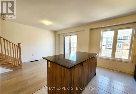 32 Silo Mews Barrie ON L9J 0C2