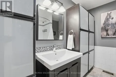 31 Algonquin Avenue Hamilton ON L9H 7K9
