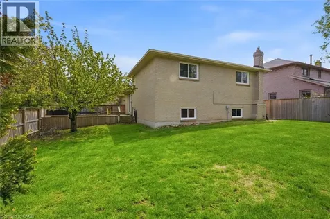 18 Anne Court Grimsby ON L3M 5B4