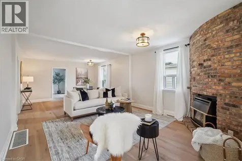 135 Deane Avenue Oakville ON L6K 1N2