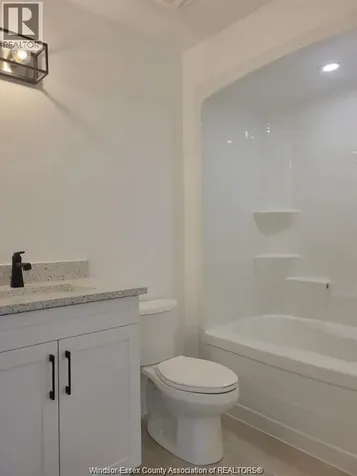 3817 Howard Ave Avenue Windsor ON N9E 0B5