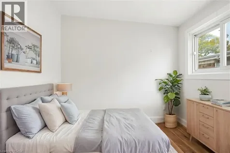 16 Ronaldshay Avenue Hamilton ON L9A 3B1