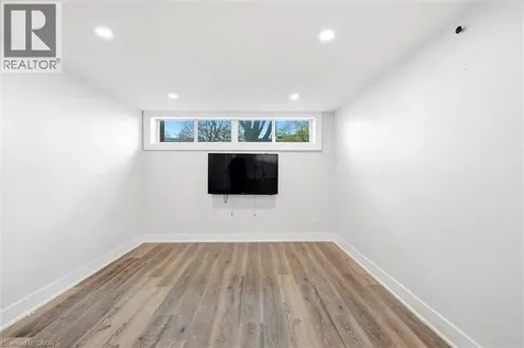 16 Ronaldshay Avenue Hamilton ON L9A 3B1
