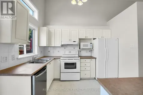 5 Maple Park Private Ottawa ON K1T 4A6
