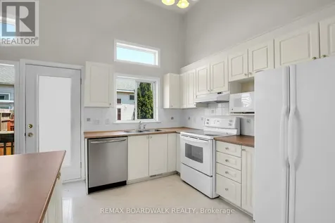 5 Maple Park Private Ottawa ON K1T 4A6