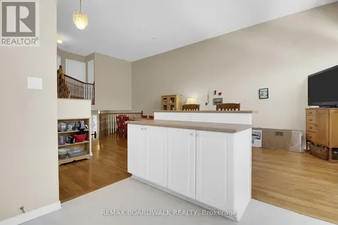 5 Maple Park Private Ottawa ON K1T 4A6
