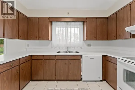 3299 Woodlawn Avenue Windsor ON N8W 2J1