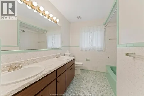 3299 Woodlawn Avenue Windsor ON N8W 2J1
