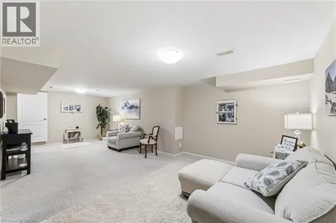24 Kenyon Crescent Grimsby ON L3M 5S4