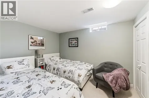 24 Kenyon Crescent Grimsby ON L3M 5S4