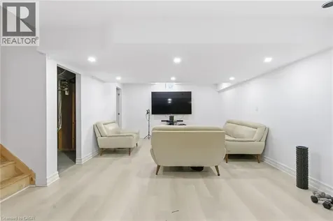 28 Silverwood Avenue Welland ON L3C 0C3