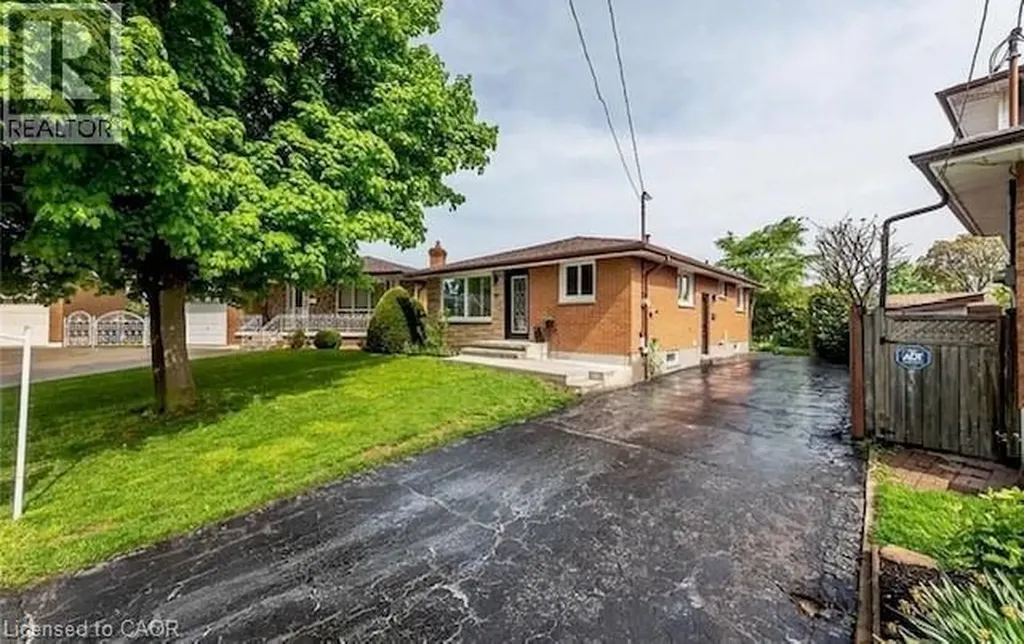 10 Sandlyn Court Hamilton ON L8H 2R5