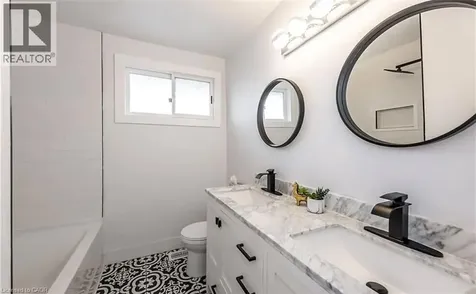 10 Sandlyn Court Hamilton ON L8H 2R5
