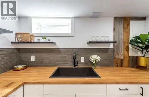 10 Sandlyn Court Hamilton ON L8H 2R5