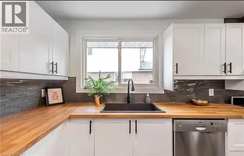 10 Sandlyn Court Hamilton ON L8H 2R5