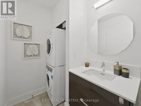 255 Bay Street Ottawa ON K1R 0C5