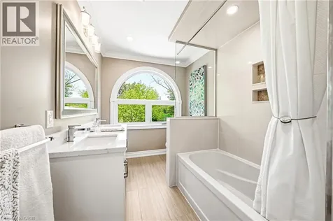 33 Golfview Crescent Dundas ON L9H 6V1