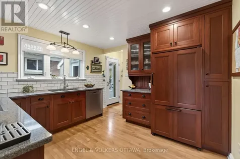853 Wingate Drive Ottawa ON K1G 1S4