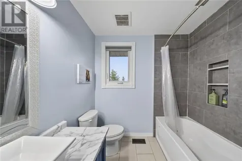 32 Thorncliffe Court Sudbury ON P3A 5E9