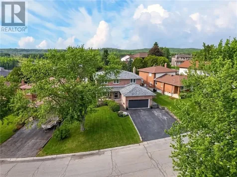 32 Thorncliffe Court Sudbury ON P3A 5E9