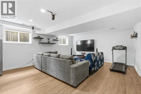 165 Thomas Avenue Wallaceburg ON N8A 5H5
