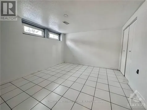 33 Wallford Way Ottawa ON K2E 6B1