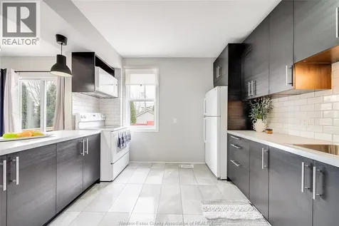 1511 Hall Windsor ON N8X 4R6
