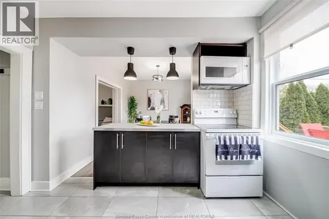 1511 Hall Windsor ON N8X 4R6