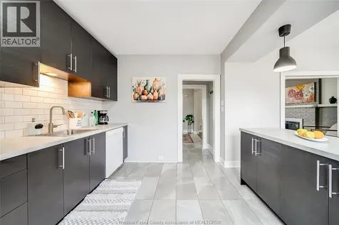 1511 Hall Windsor ON N8X 4R6