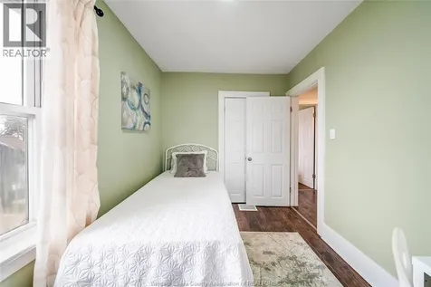 1511 Hall Windsor ON N8X 4R6