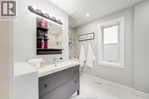 1511 Hall Windsor ON N8X 4R6