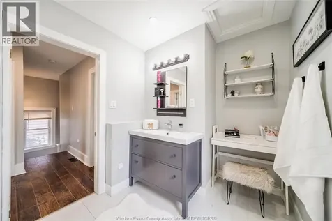 1511 Hall Windsor ON N8X 4R6