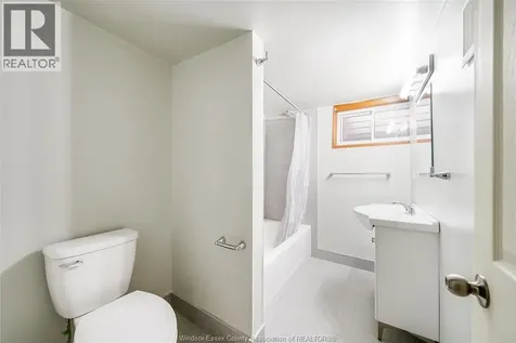 1511 Hall Windsor ON N8X 4R6