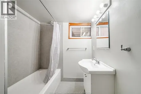 1511 Hall Windsor ON N8X 4R6
