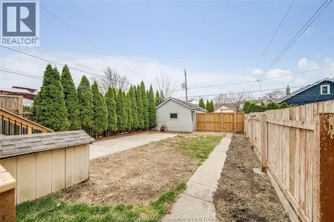 1511 Hall Windsor ON N8X 4R6