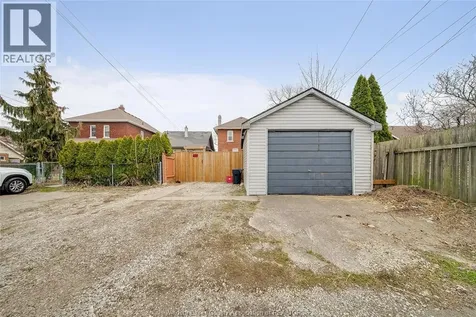 1511 Hall Windsor ON N8X 4R6