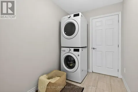 805 Kiniw Private Ottawa ON K1K 4Z4
