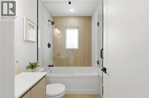 374 East 13th Street Hamilton ON L9A 4A1