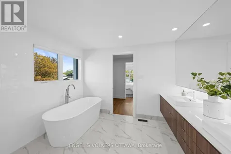 620 Rowanwood Avenue Ottawa ON K2A 3E2