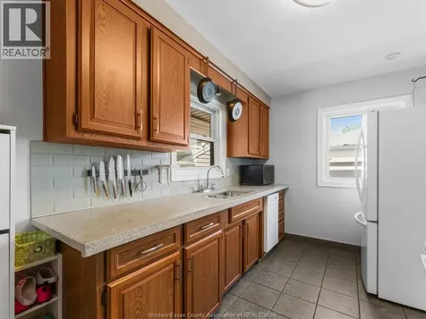 1384 Granville Crescent Windsor ON N9C 3N8